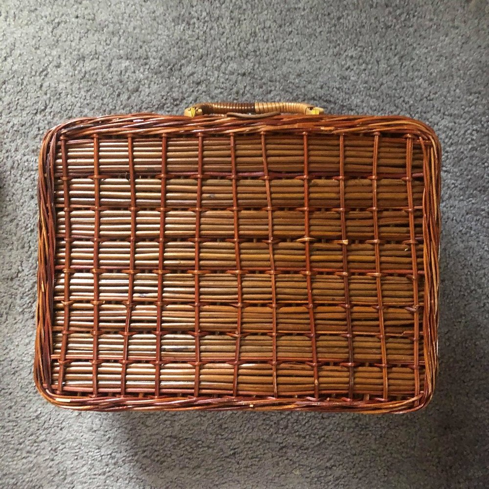 DARK BROWN RATTAN BAG WITH GOLD DETAIL